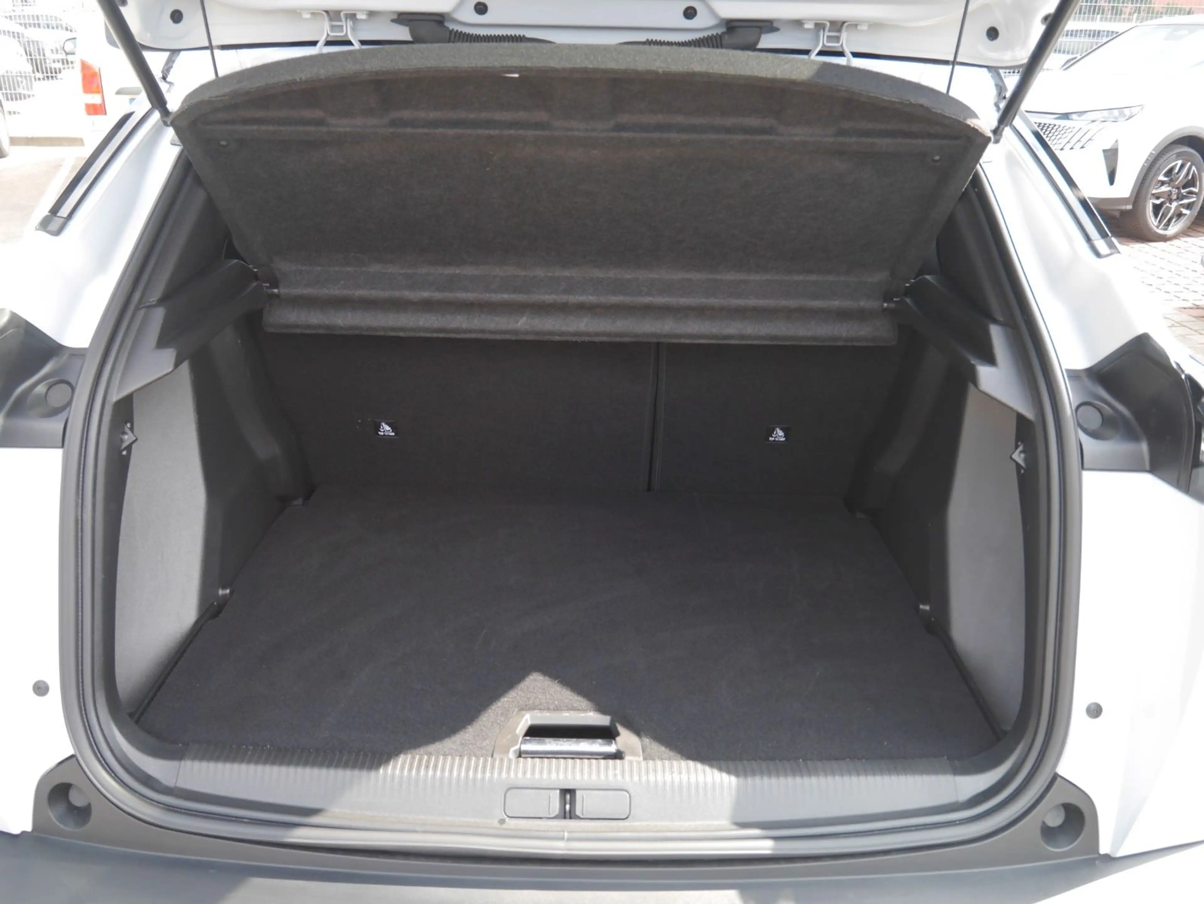 Peugeot 2008 Hybrid 145 GT Navi/LED/SHZ/360-Grad — photo 7