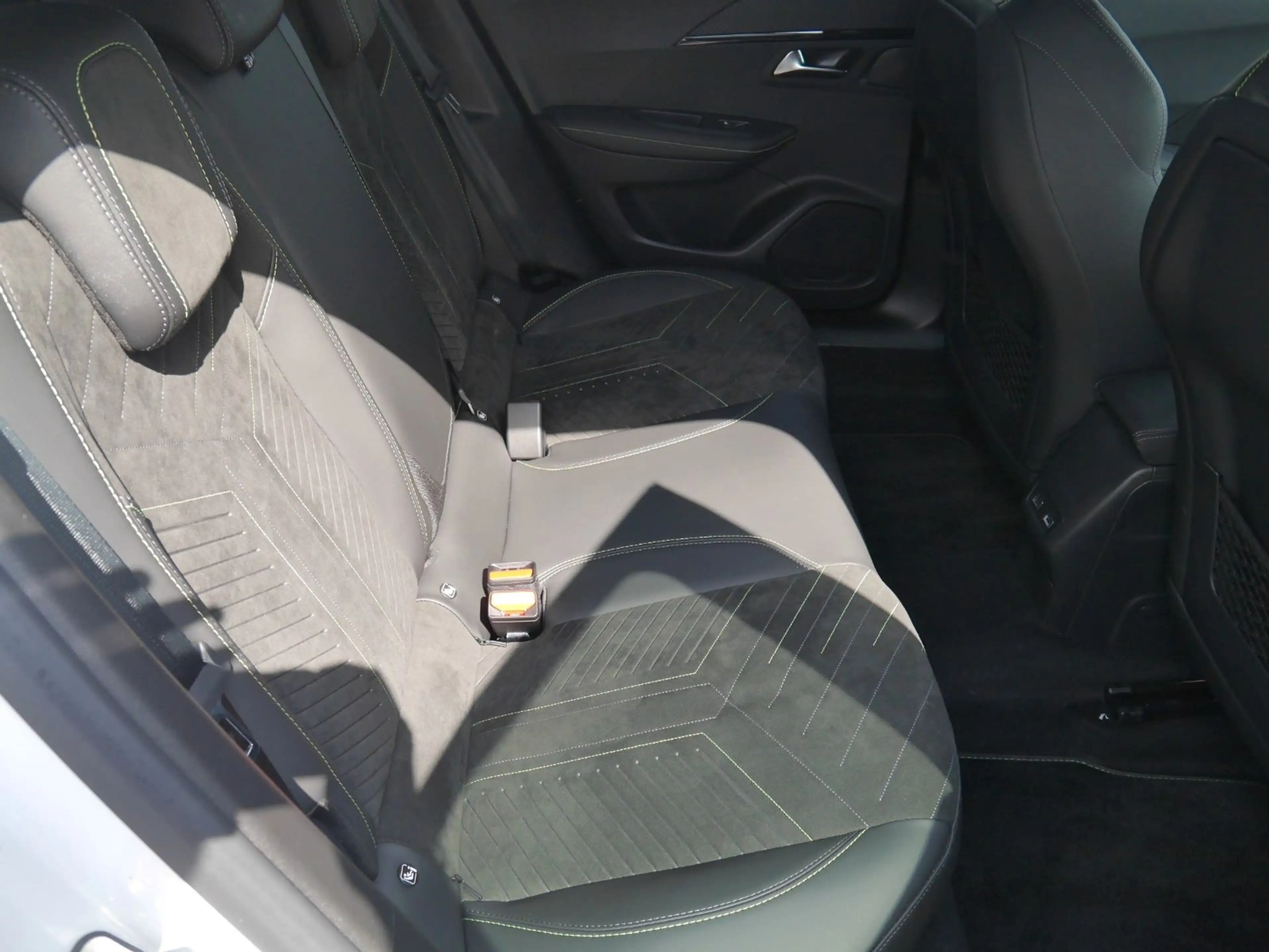 Peugeot 2008 Hybrid 145 GT Navi/LED/SHZ/360-Grad — photo 10