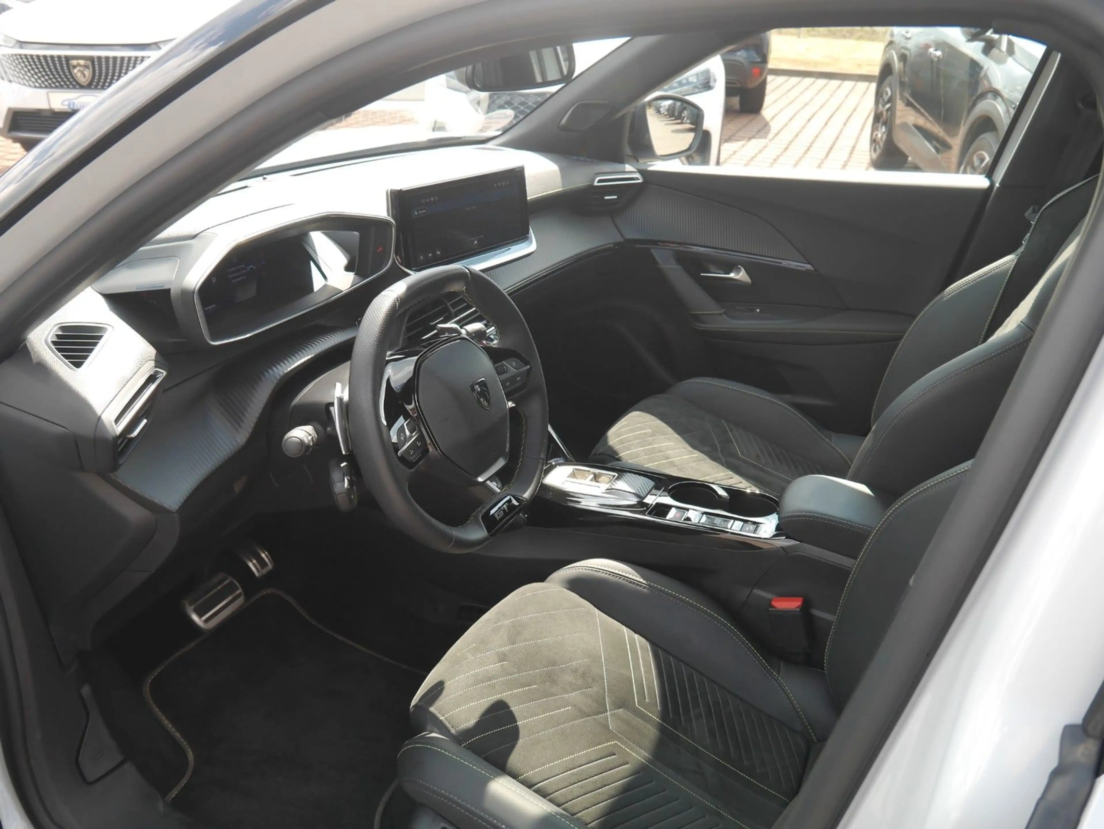 Peugeot 2008 Hybrid 145 GT Navi/LED/SHZ/360-Grad — photo 14