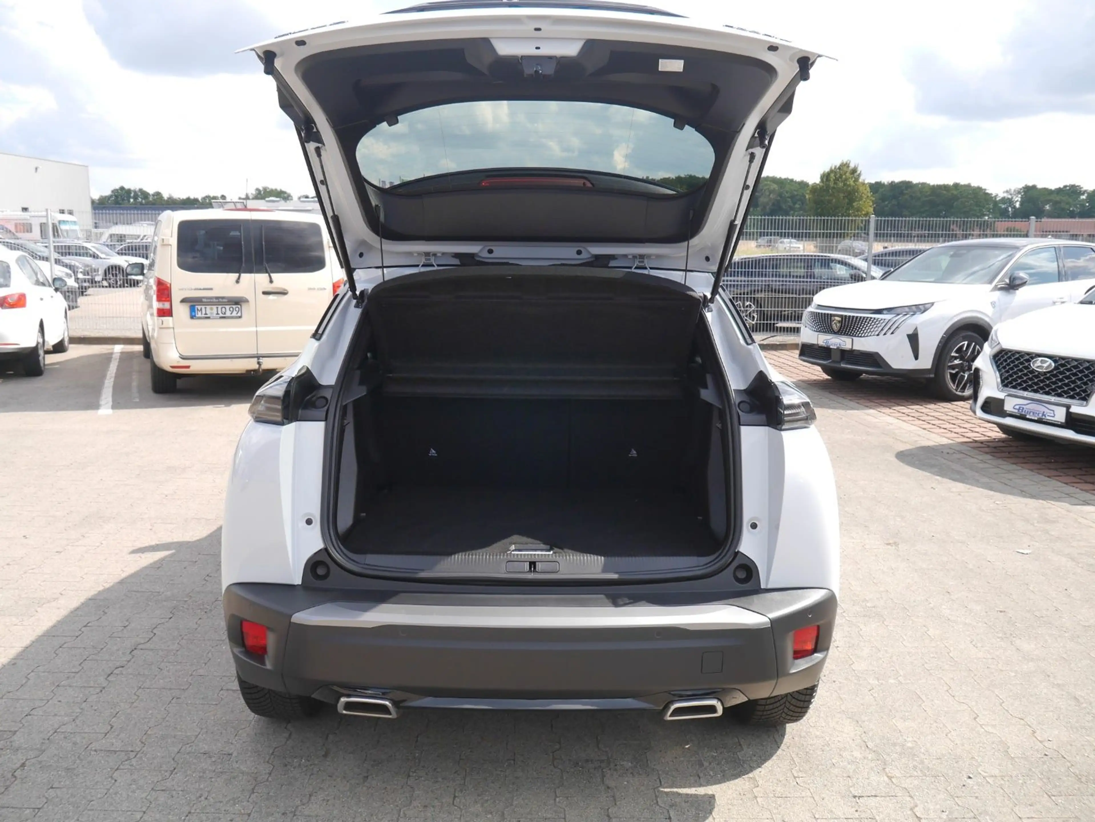 Peugeot 2008 Hybrid 145 GT Navi/LED/SHZ/360-Grad — photo 6