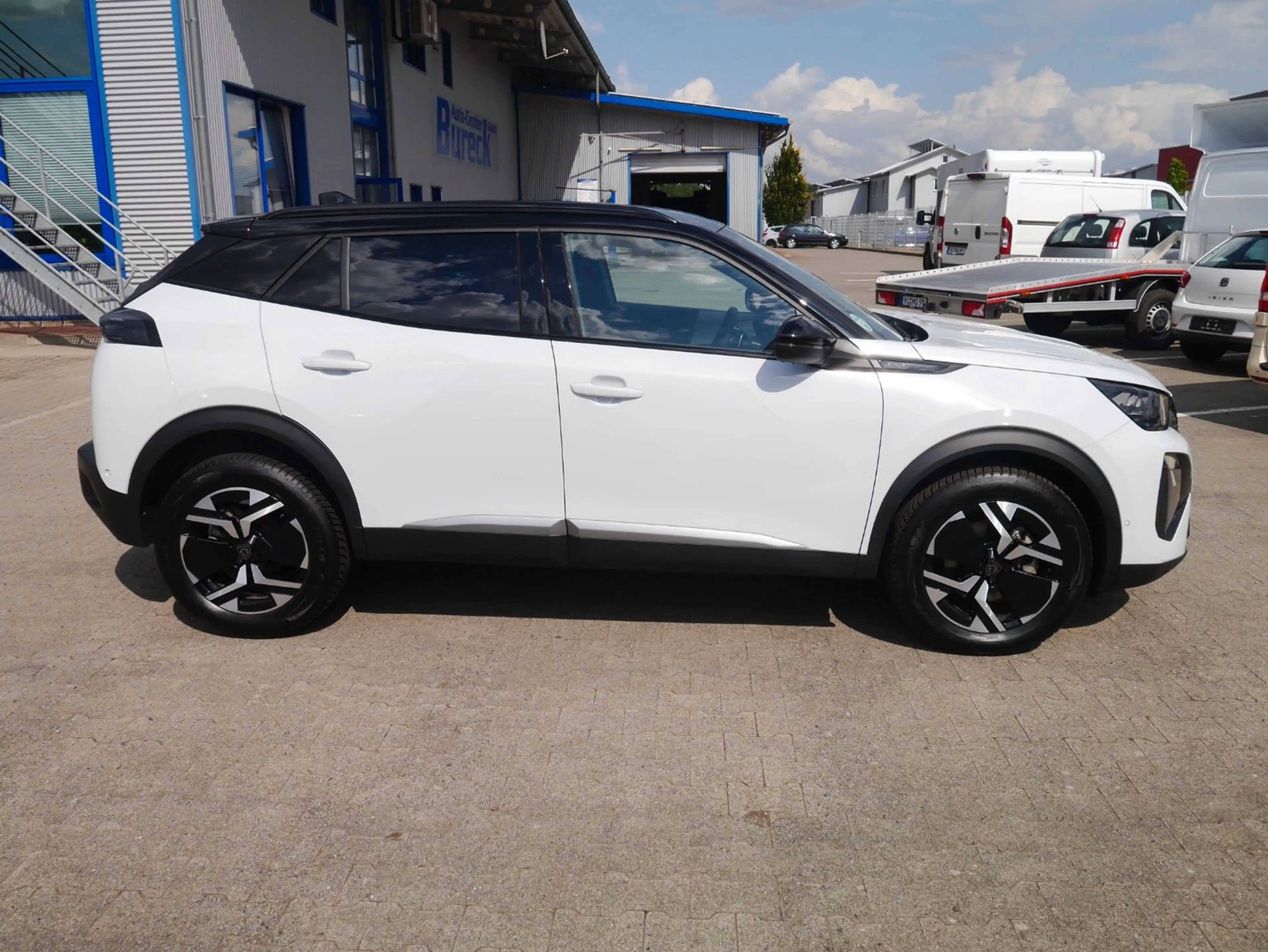 Peugeot 2008 Hybrid 145 GT Navi/LED/SHZ/360-Grad — photo 12