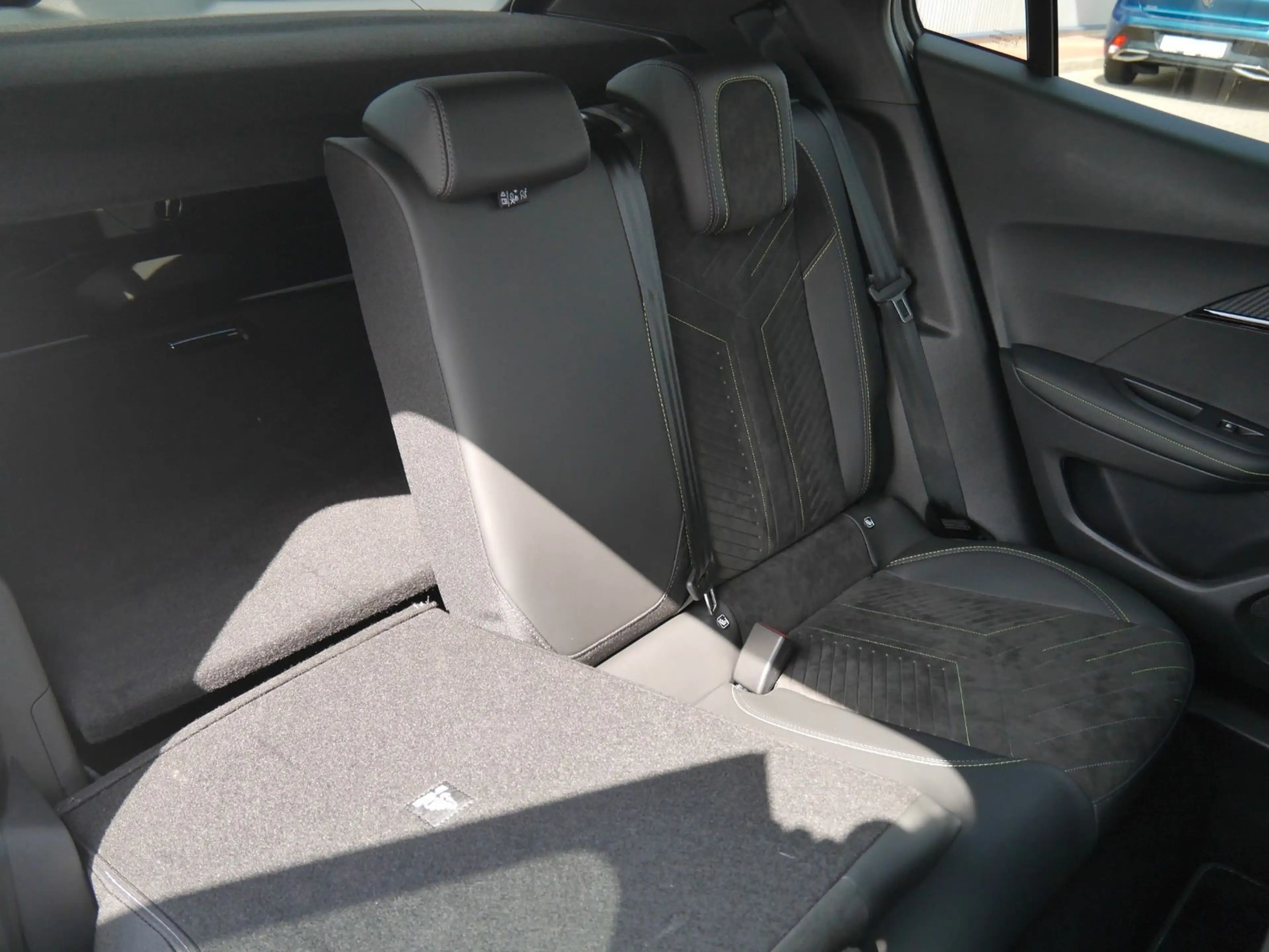 Peugeot 2008 Hybrid 145 GT Navi/LED/SHZ/360-Grad — photo 9