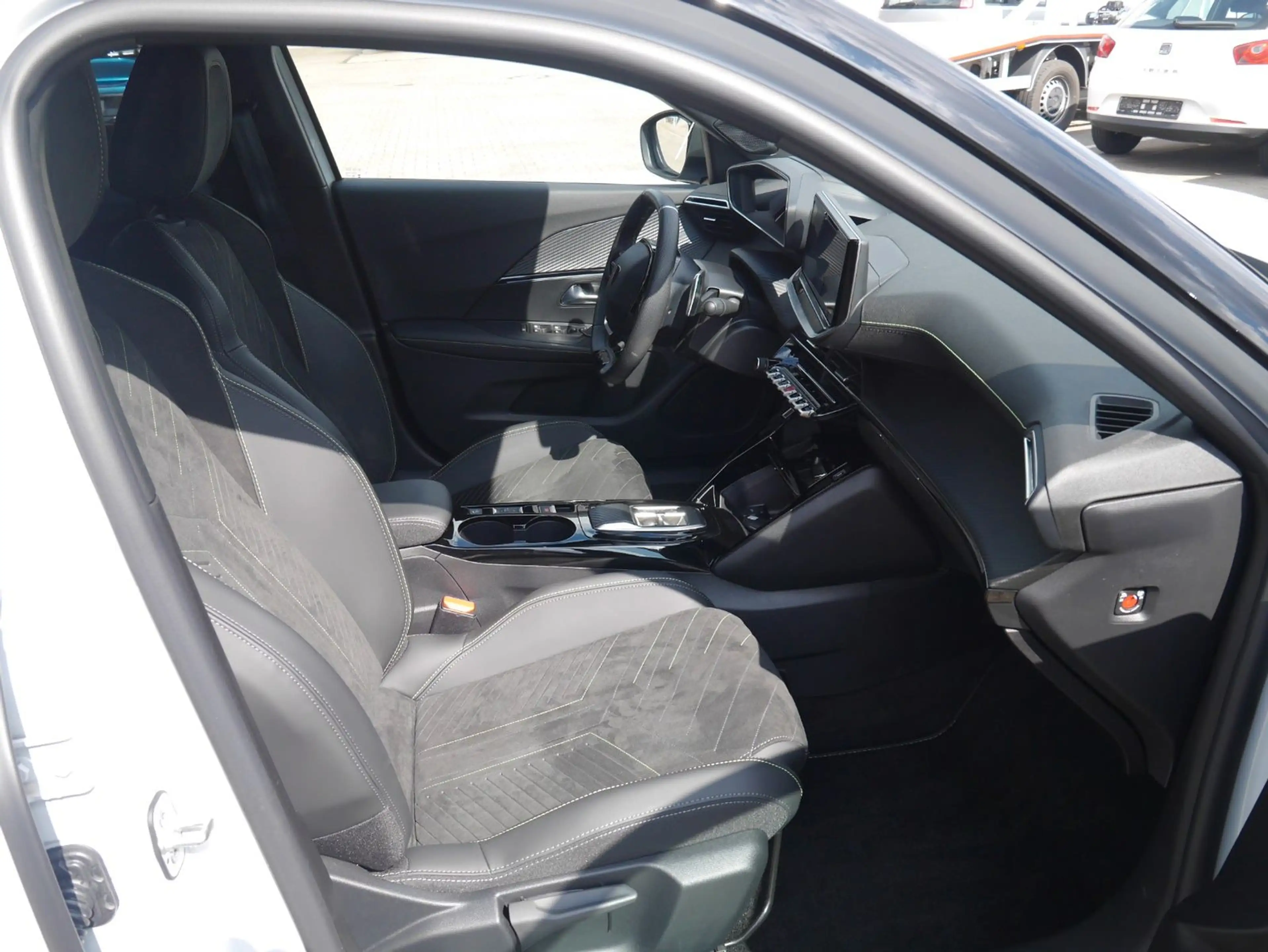 Peugeot 2008 Hybrid 145 GT Navi/LED/SHZ/360-Grad — photo 13