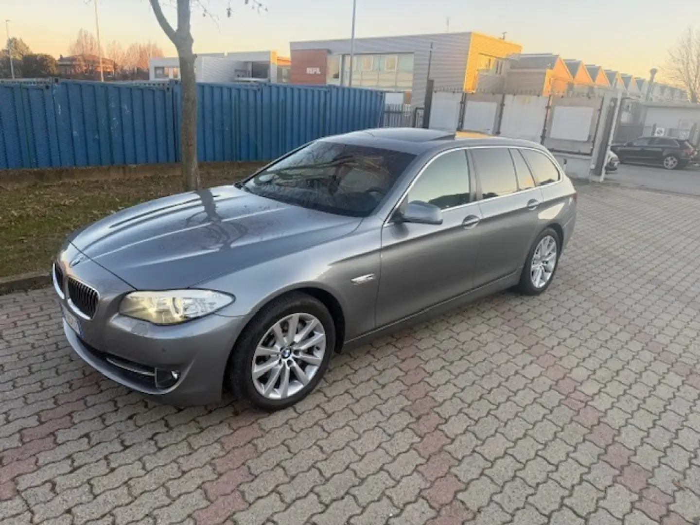 BMW 525 d xDrive Touring Futura Retrocamera,Tetto . Gris - 1