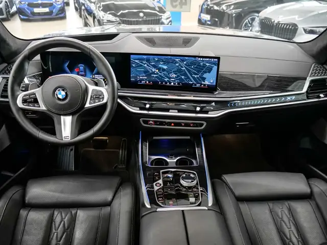 BMW X7 view 11