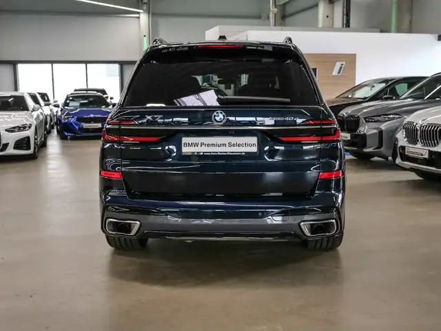 BMW X7 view 5