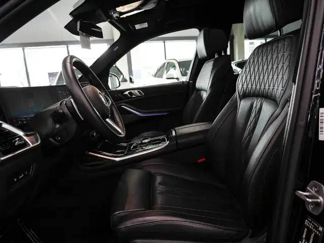 BMW X7 view 9