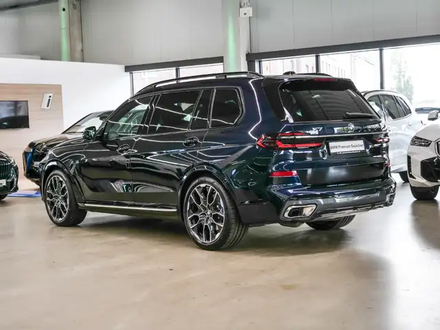 BMW X7 view 2