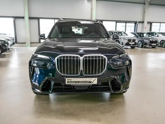 BMW X7 view 3