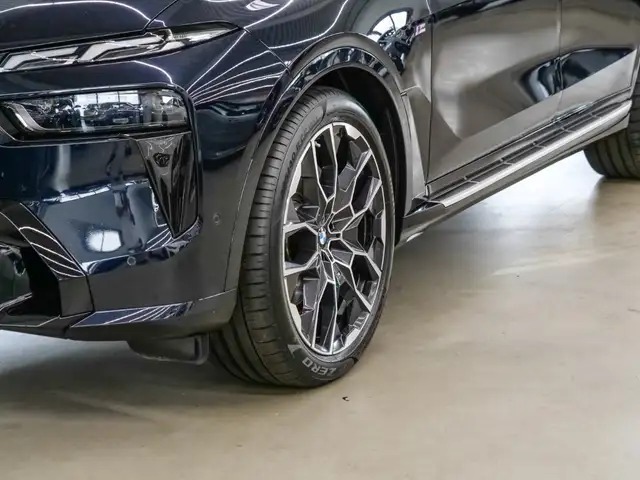 BMW X7 view 6