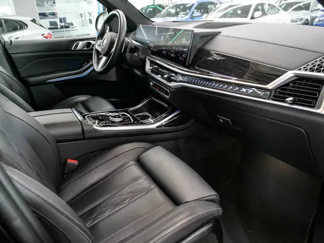 BMW X7 view 18