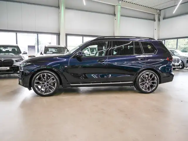 BMW X7 view 4