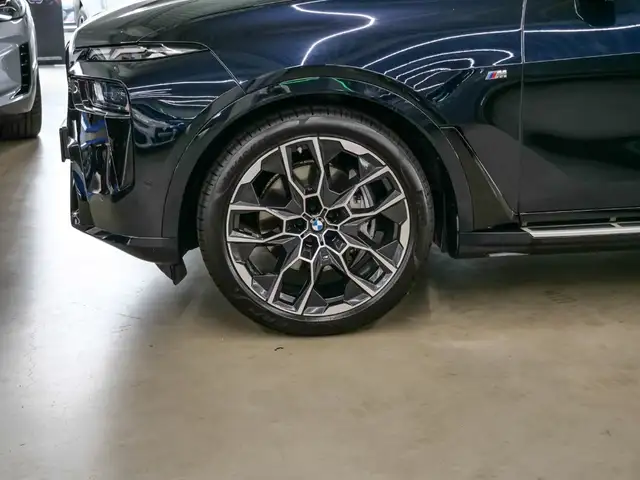 BMW X7 view 7