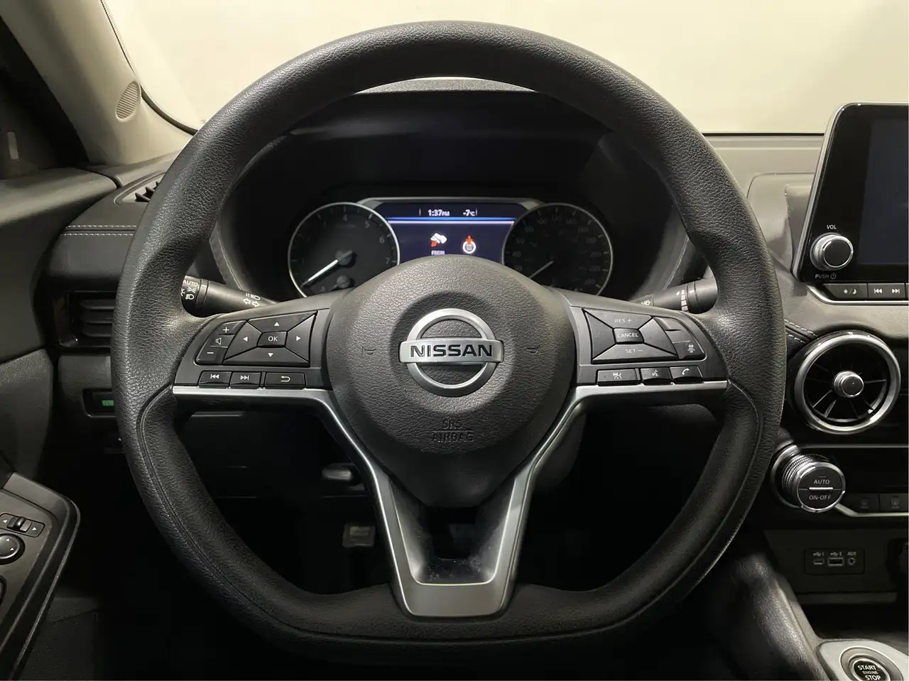 Nissan Sentra снимка Nissan Sentra