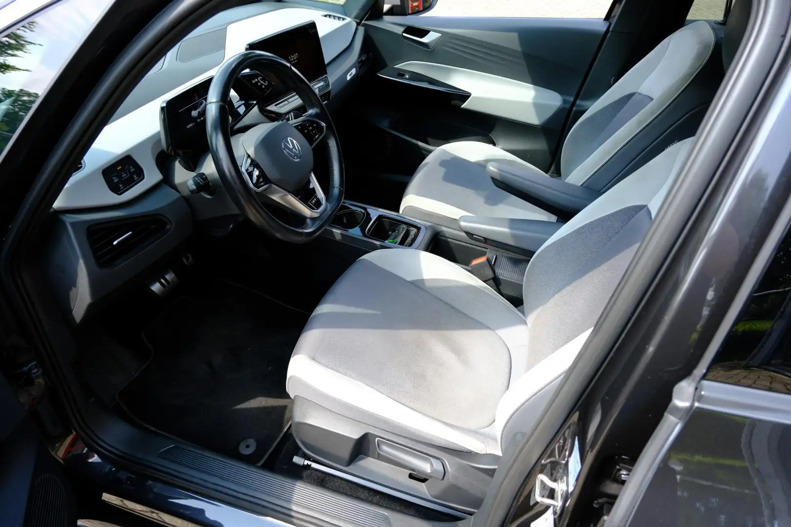 Volkswagen ID.3 First Plus 58 kWh Aut. Navi|1e Eig|Cam|Adapt.Cruis Grijs - 2
