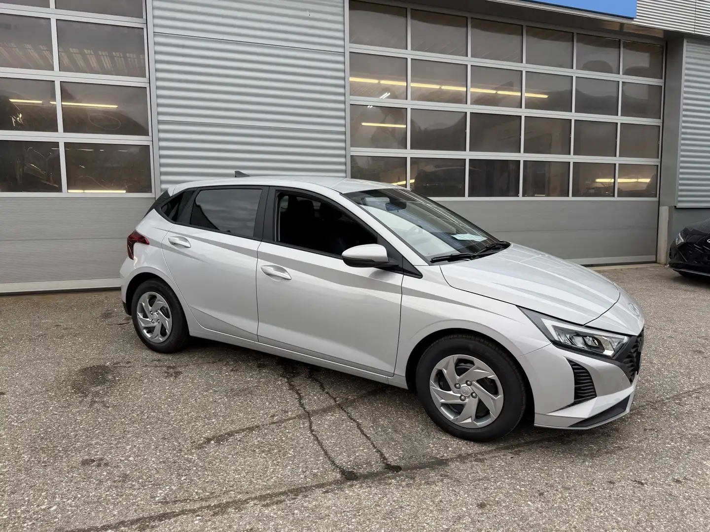 Hyundai i20 i20 1,2 MPI GO GO Grau - 2