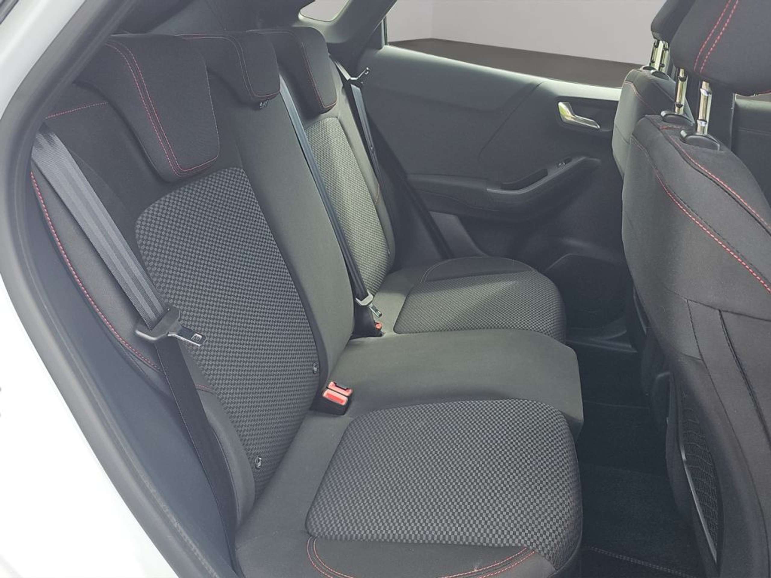 Fahrzeugabbildung Ford Puma 1.0 EcoBoost Hybrid Aut. ST-LINE - mit KI generiert/bearbeitet