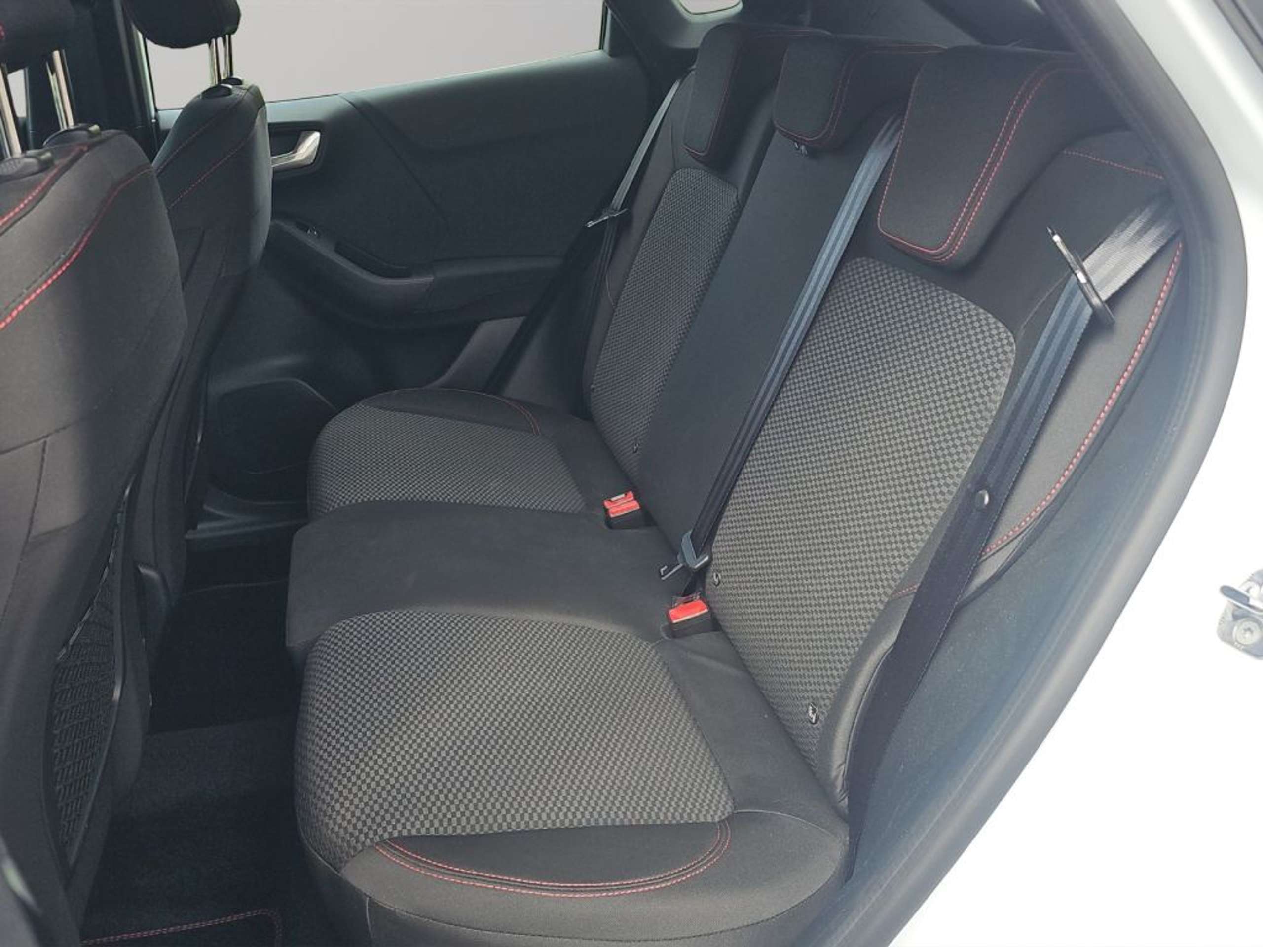 Fahrzeugabbildung Ford Puma 1.0 EcoBoost Hybrid Aut. ST-LINE - mit KI generiert/bearbeitet