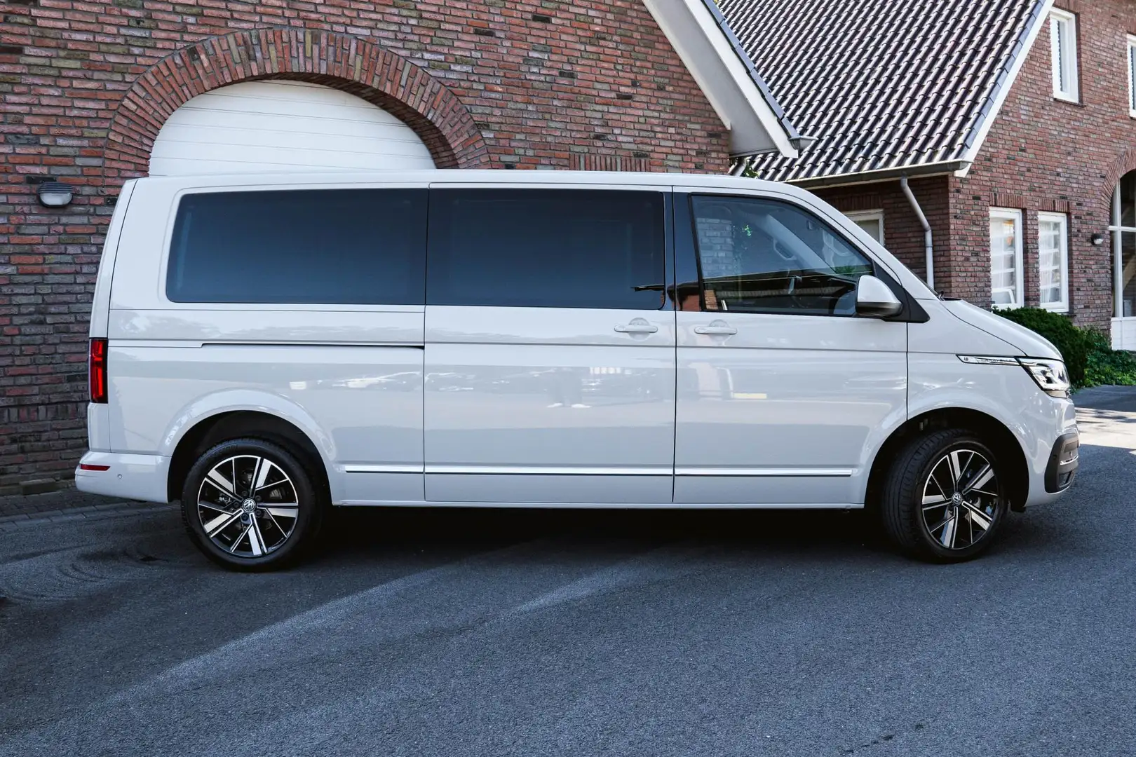 Volkswagen T6.1 Caravelle 2.0 TDI 204 PK DSG L2H1 A-KLEP FULL OPTIONS ACC | Grijs - 2
