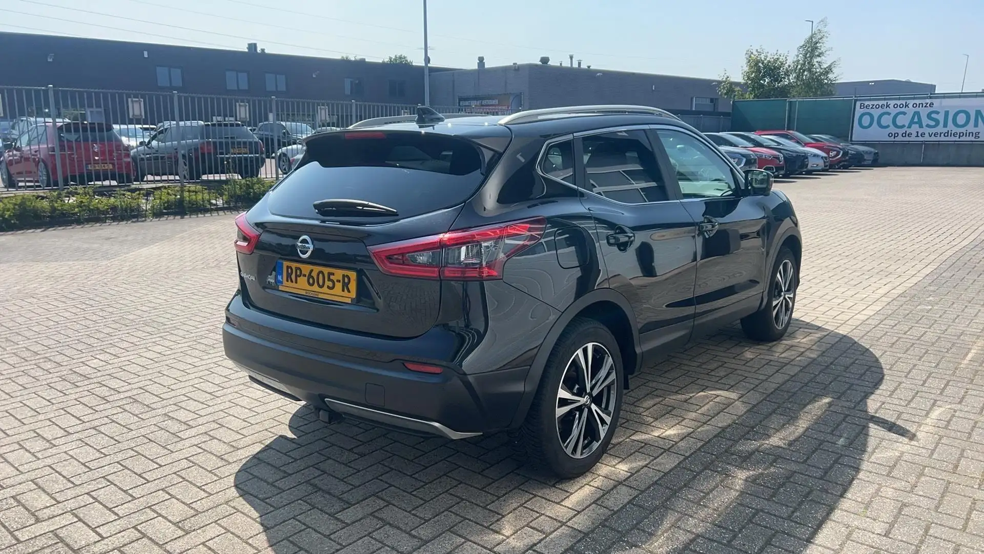 Nissan Qashqai 1.2 N-Connecta | Panoramadak | Navigatie | 360º Ca Zwart - 2