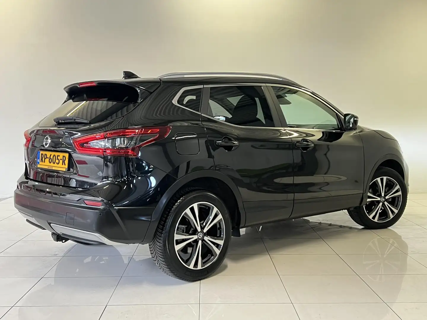Nissan Qashqai 1.2 N-Connecta | Panoramadak | Navigatie | 360º Ca Zwart - 2