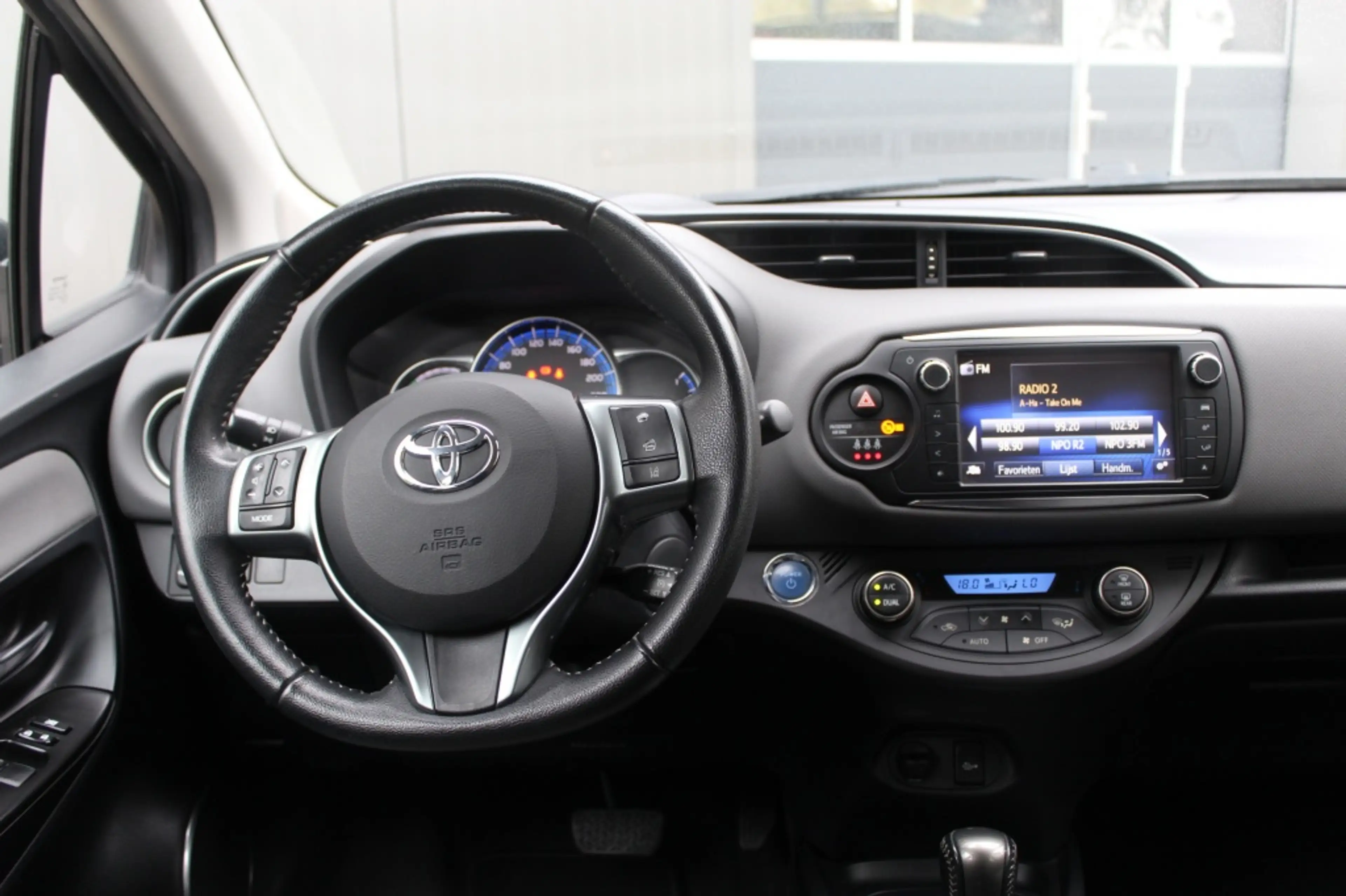 Toyota Yaris 1.5 Hybrid Trend / Cruise Control / Navigatie / Bl — photo 4
