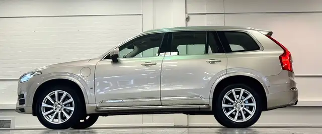 Volvo XC90 view 4