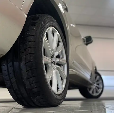 Volvo XC90 view 8