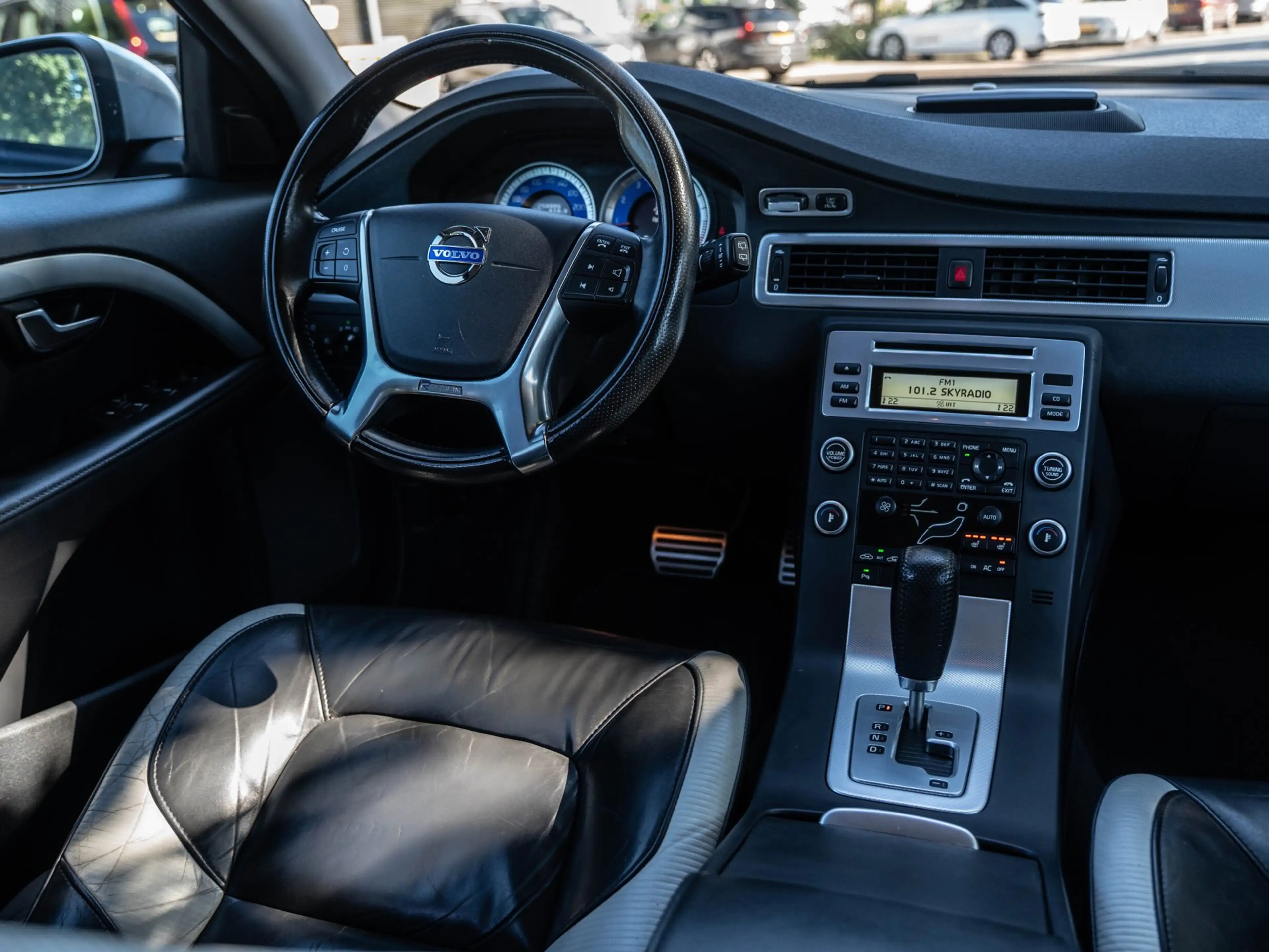 Volvo V70 2.0T R-Edition | AUTOMAAT | STOEL VERW | LEDER | C — photo 2