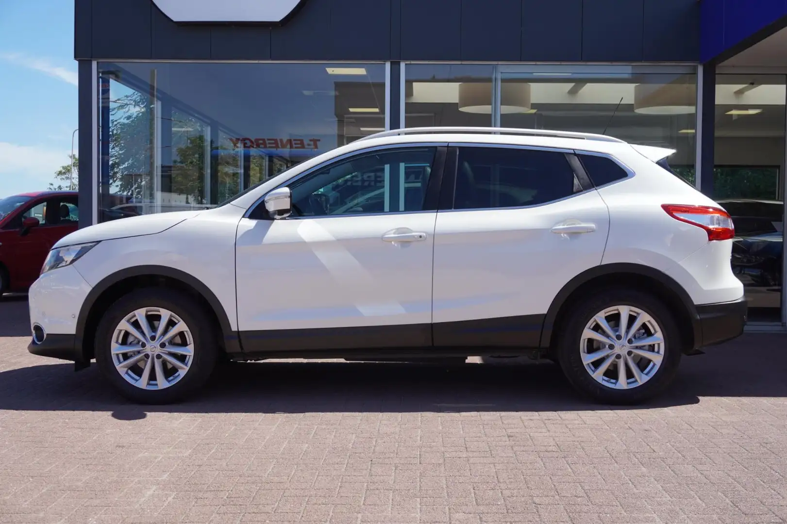 Nissan Qashqai 1.2 Tekna | 5deurs | Navigatie | 360 Camera | Elek Wit - 2