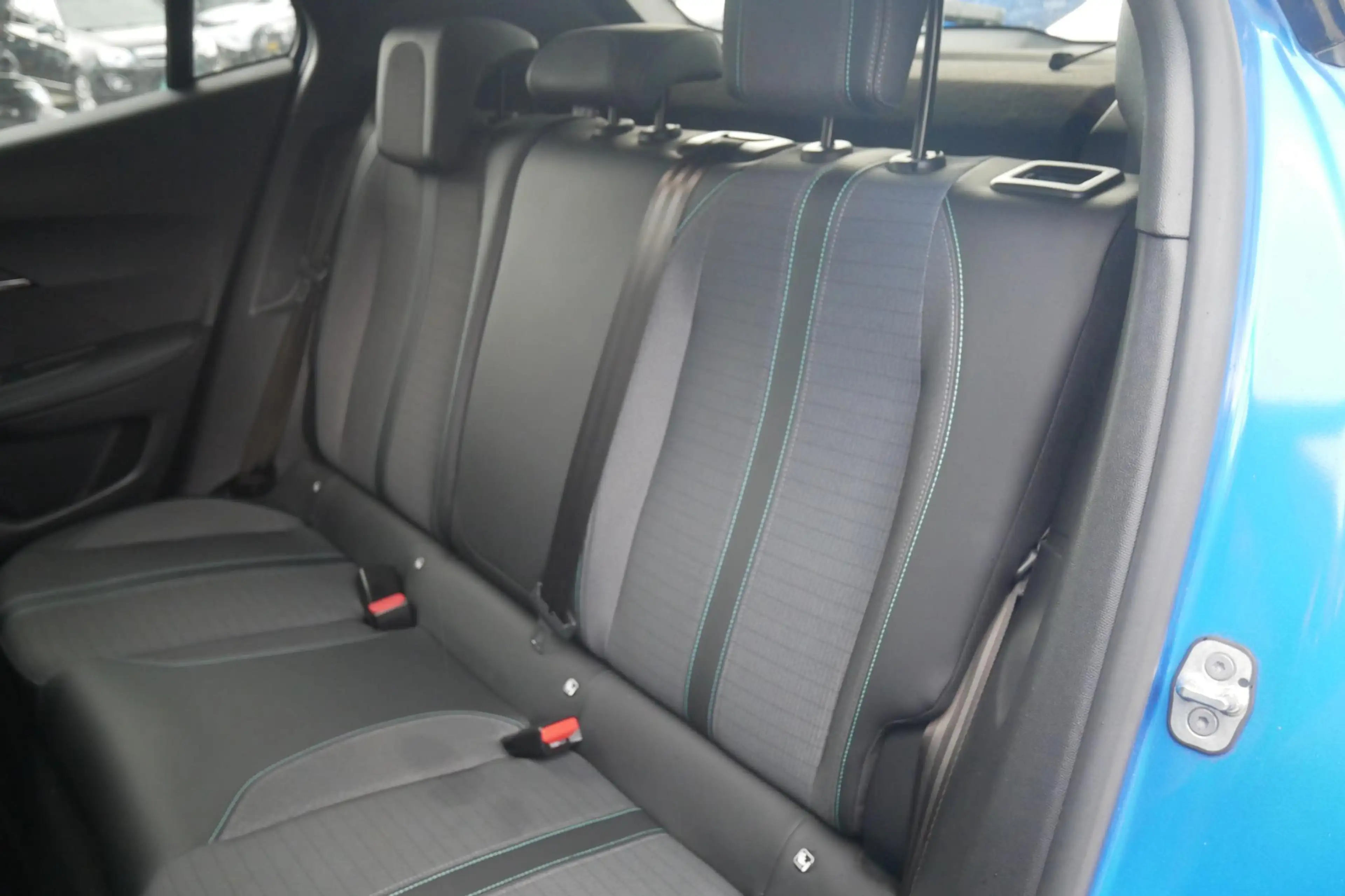 Peugeot e-2008 EV Allure Pack 50 kWh | Navigatie | Achteruitrijca — photo 2