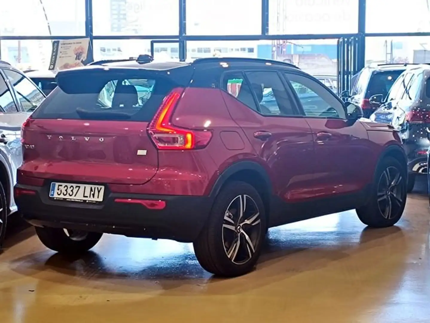 Volvo XC40 T4 Recharge R-Design Aut. Rojo - 2