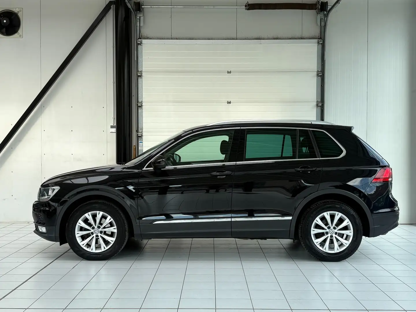Volkswagen Tiguan Tiguan 2.0 TDi *GPS * PDC * JANTES * Schwarz - 2