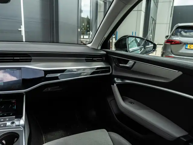 Audi A6 view 14