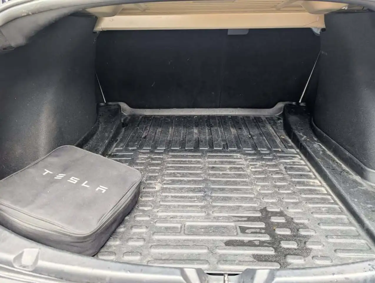 Tesla Model 3 снимка Tesla Model 3
