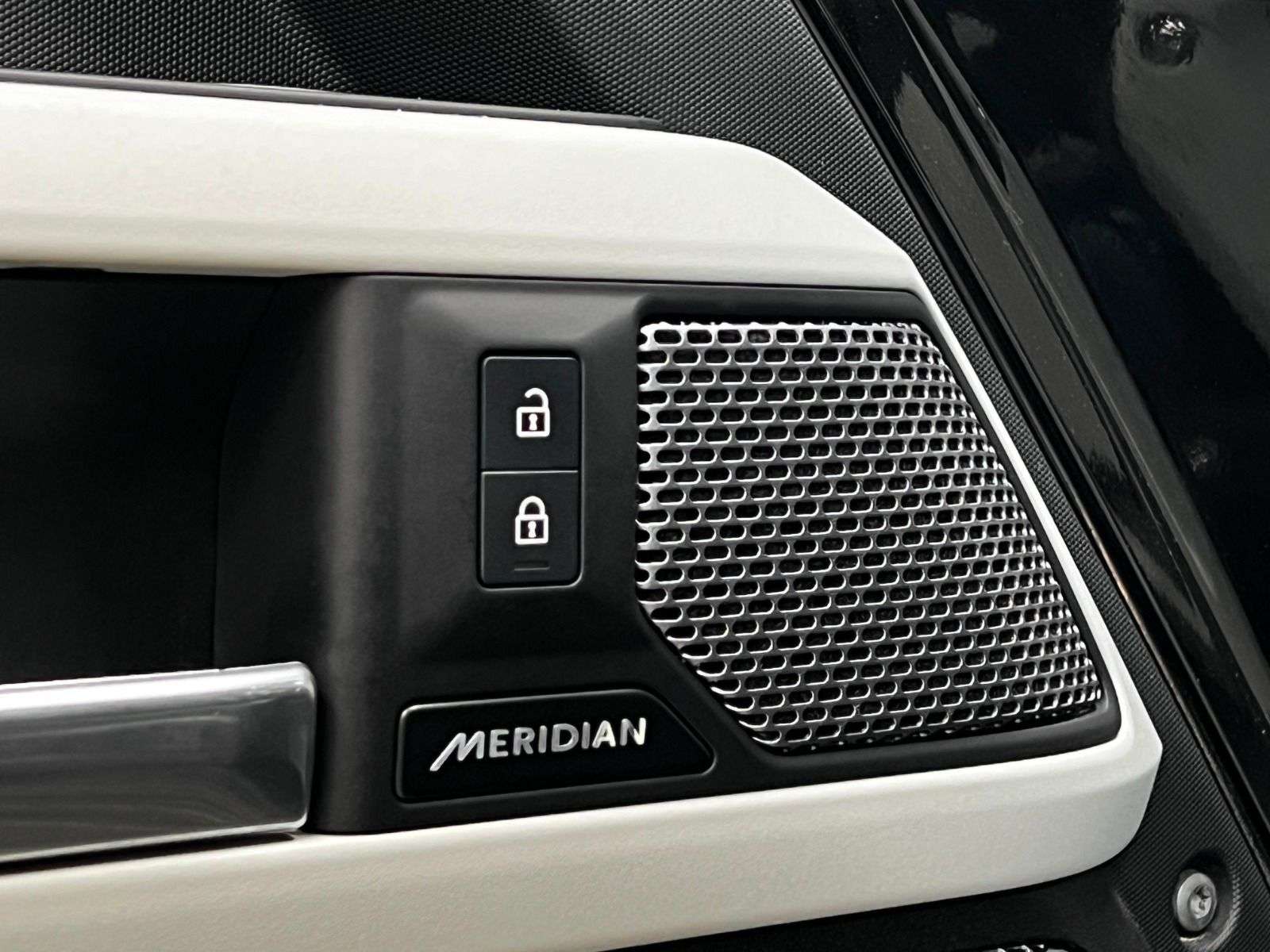 2023 Land Rover Defender 110 S AWD thumb 30