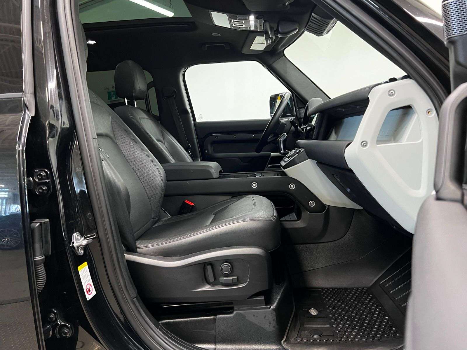 2023 Land Rover Defender 110 S AWD alt 5