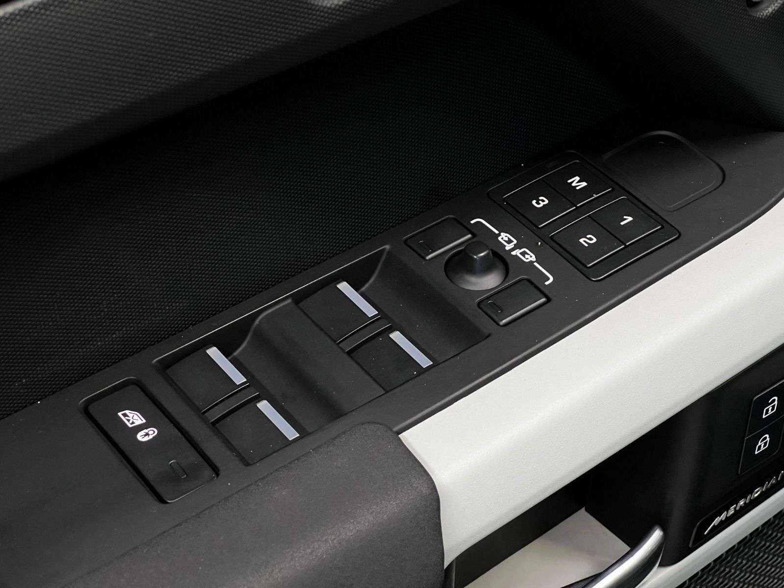 2023 Land Rover Defender 110 S AWD thumb 29