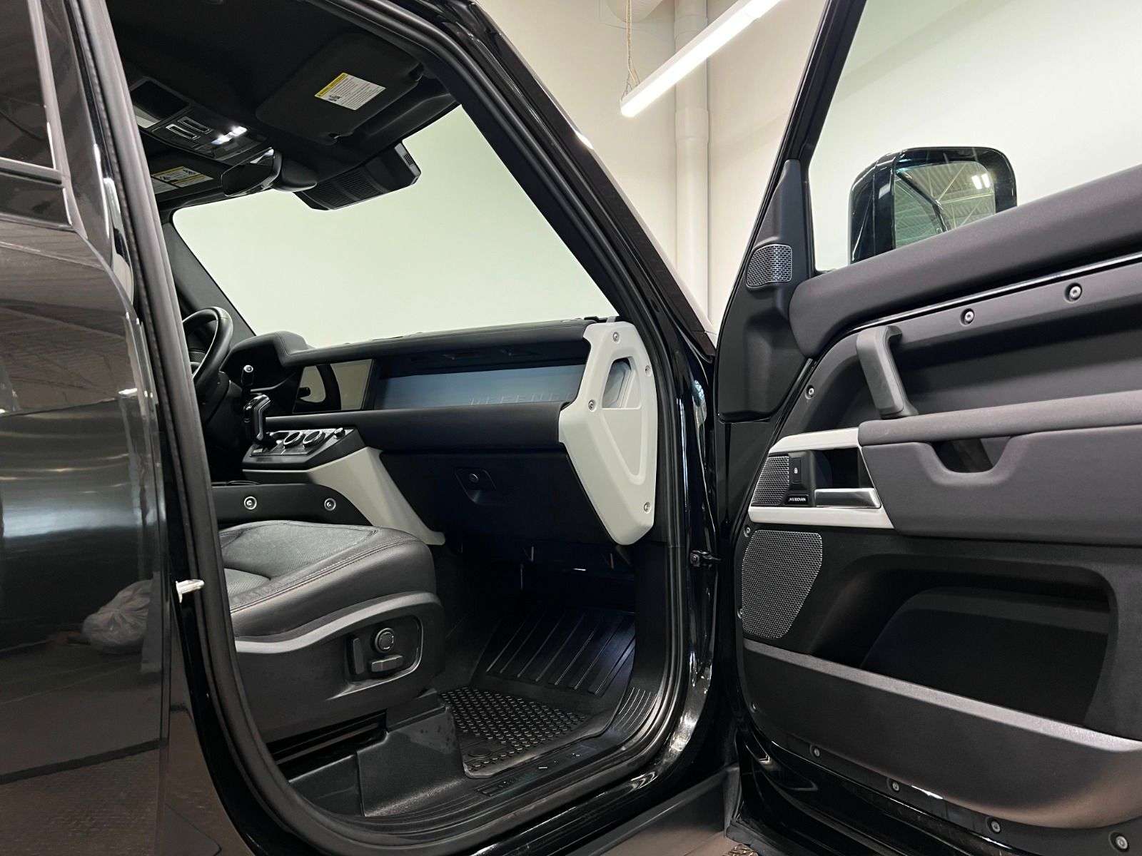 2023 Land Rover Defender 110 S AWD thumb 27