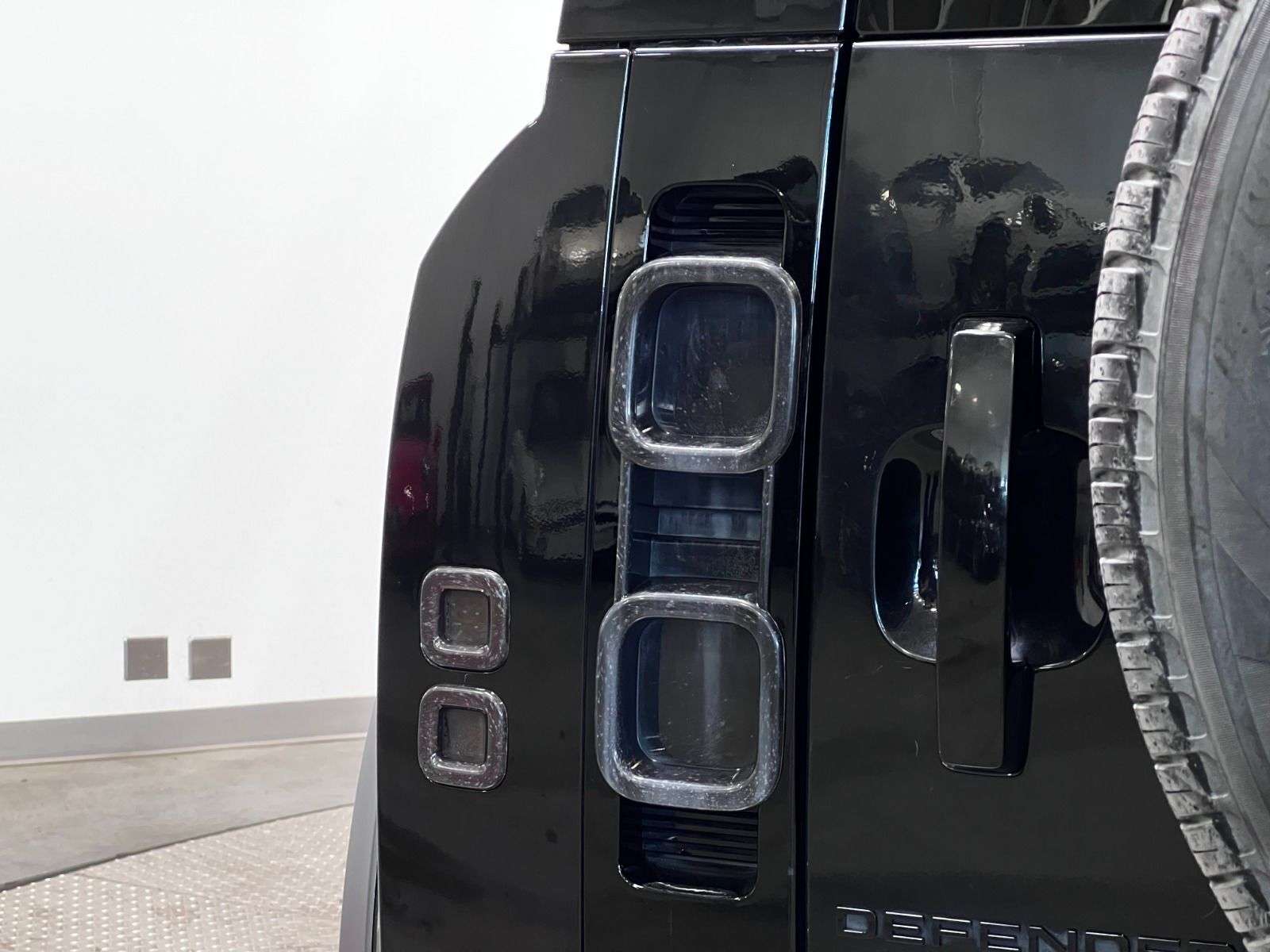2023 Land Rover Defender 110 S AWD thumb 14