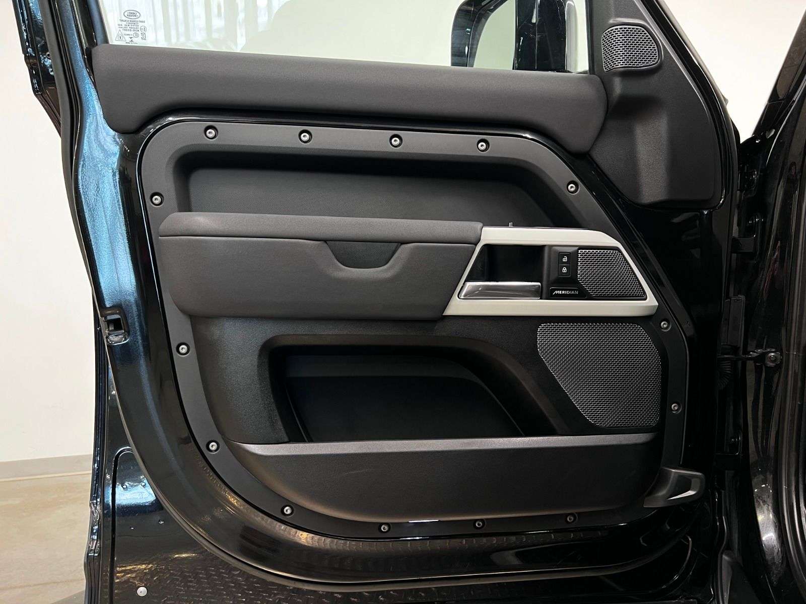 2023 Land Rover Defender 110 S AWD thumb 28