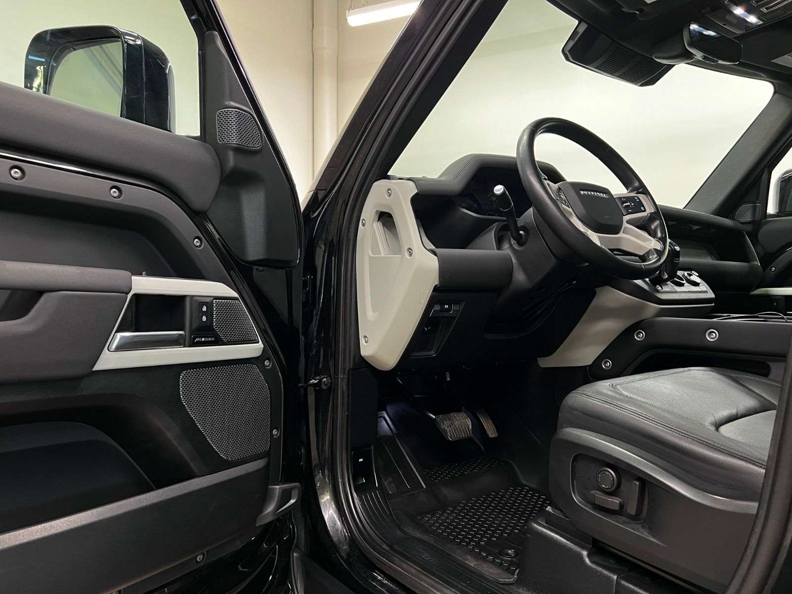 2023 Land Rover Defender 110 S AWD alt 4