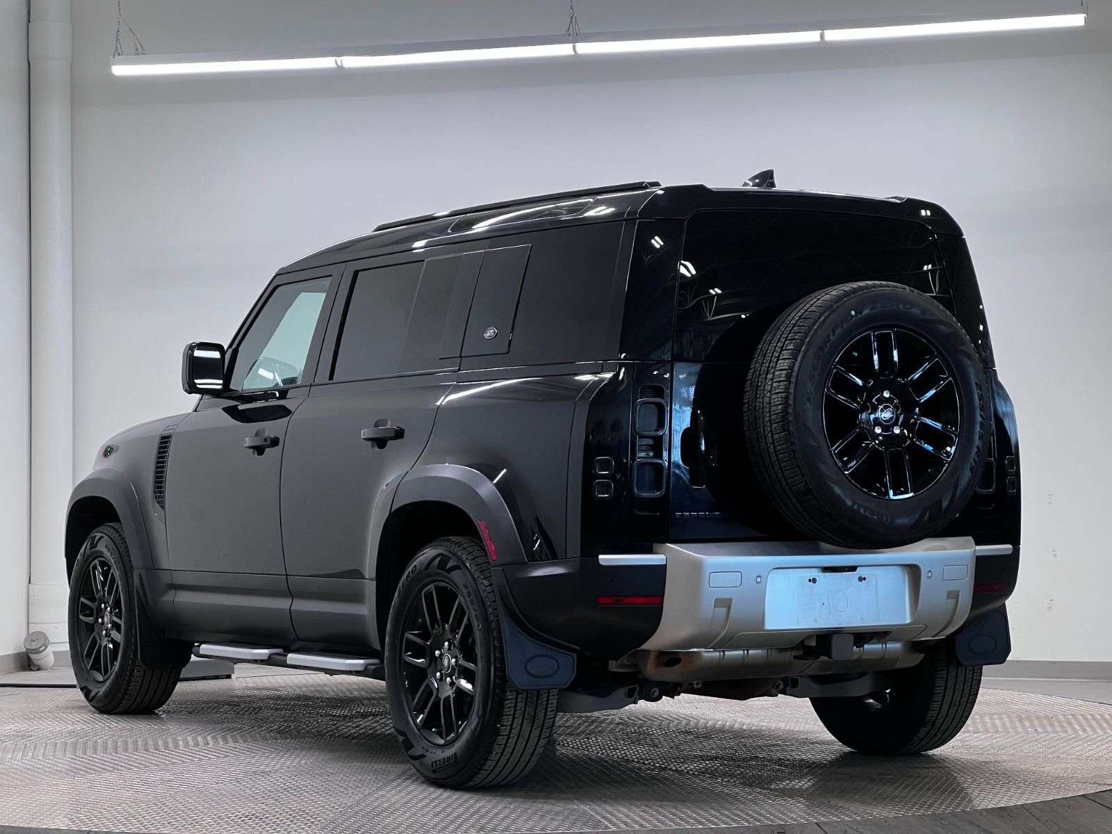 2023 Land Rover Defender 110 S AWD alt 3