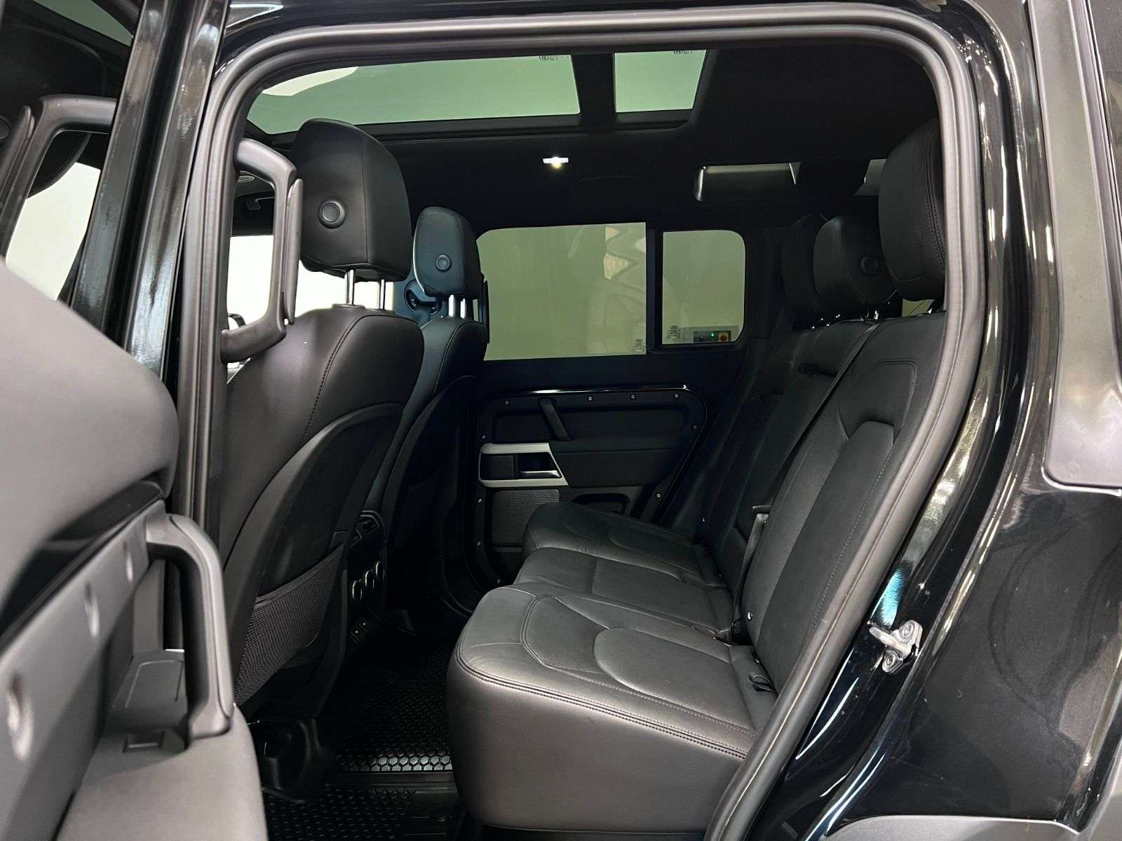 2023 Land Rover Defender 110 S AWD thumb 25