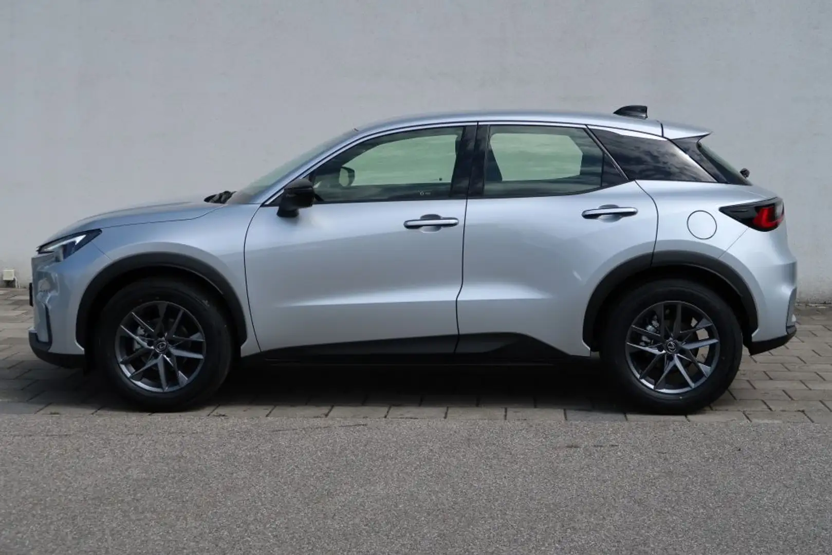 Lexus LBX FWD Silber - 2