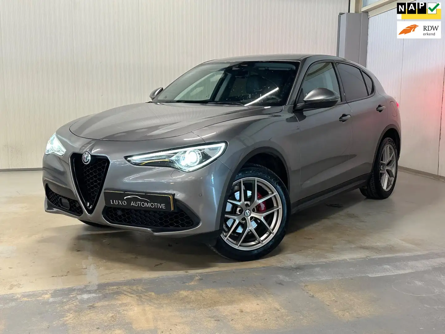 Alfa Romeo Stelvio 2.0 T AWD First Edition | CAMERA | MEMORY SEATS | Grijs - 1