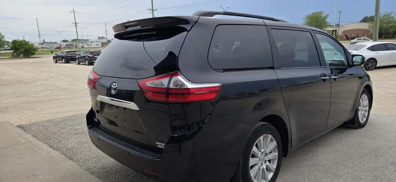 Toyota Sienna снимка Toyota Sienna