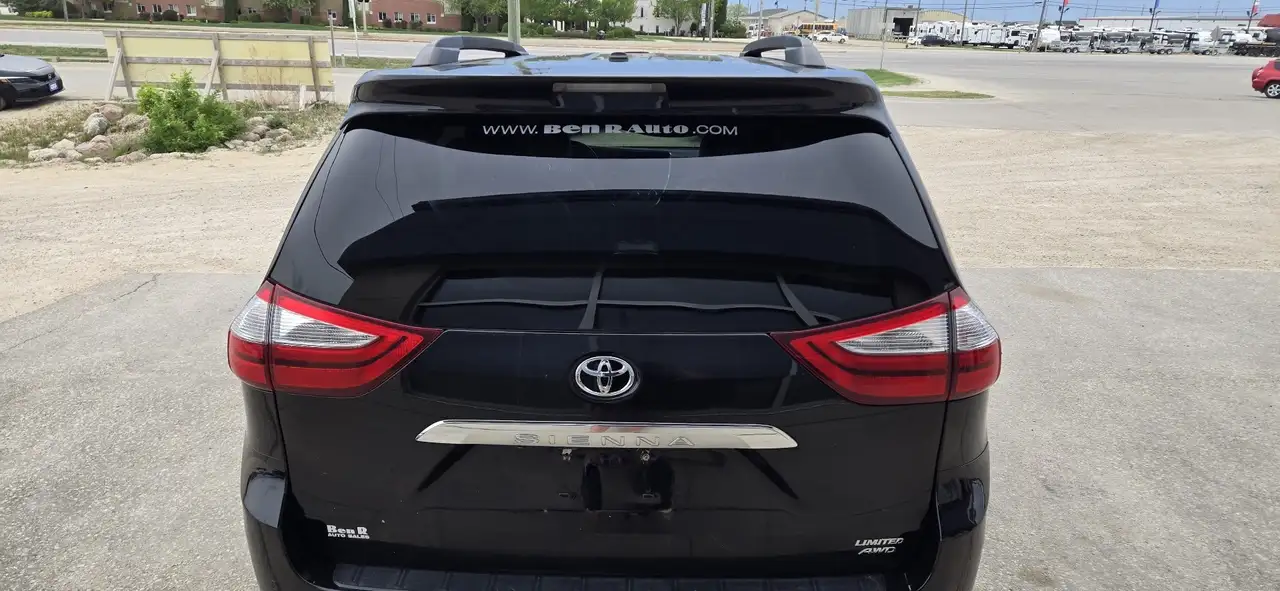 Toyota Sienna снимка Toyota Sienna