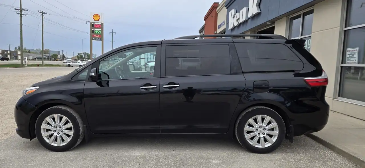 Toyota Sienna снимка Toyota Sienna