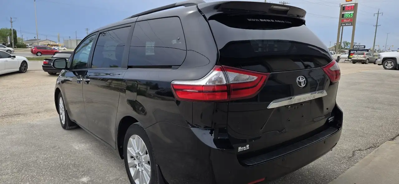 Toyota Sienna снимка Toyota Sienna